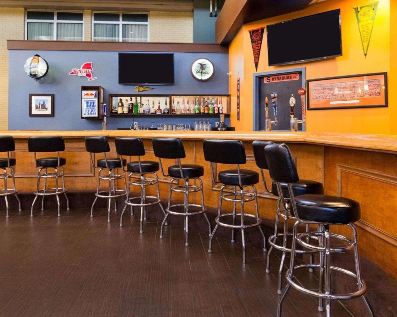 Comfort Inn & Suites Airport Syracuse Extérieur photo